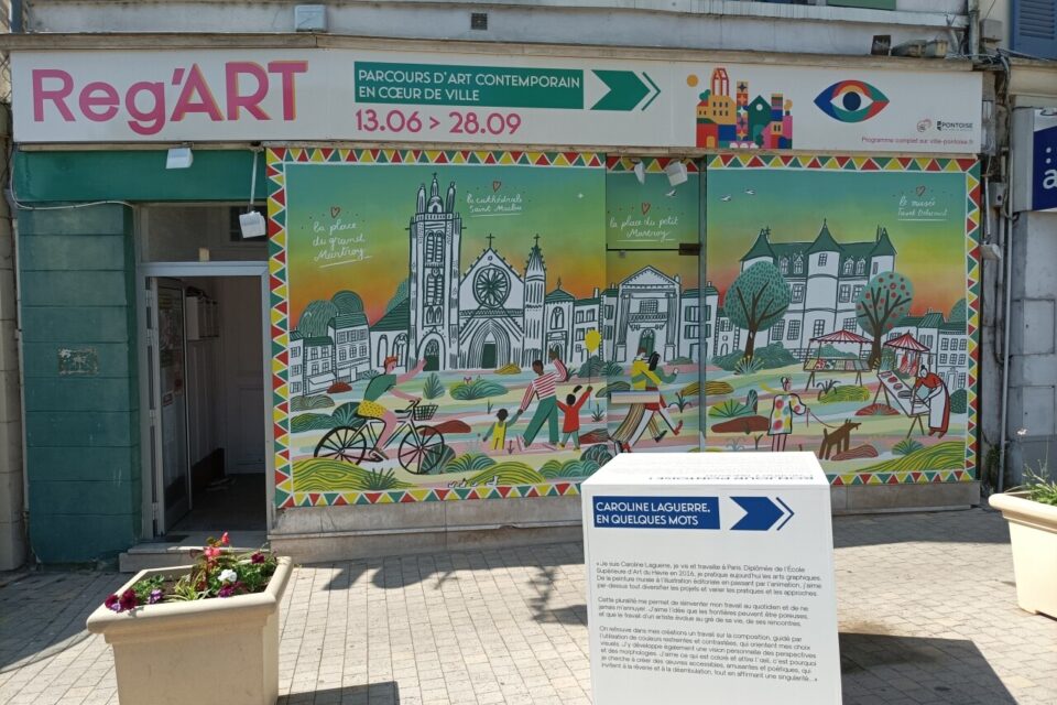 Une vitrine de commerce vide se transforme pour quelques mois en oeuvre d'art.