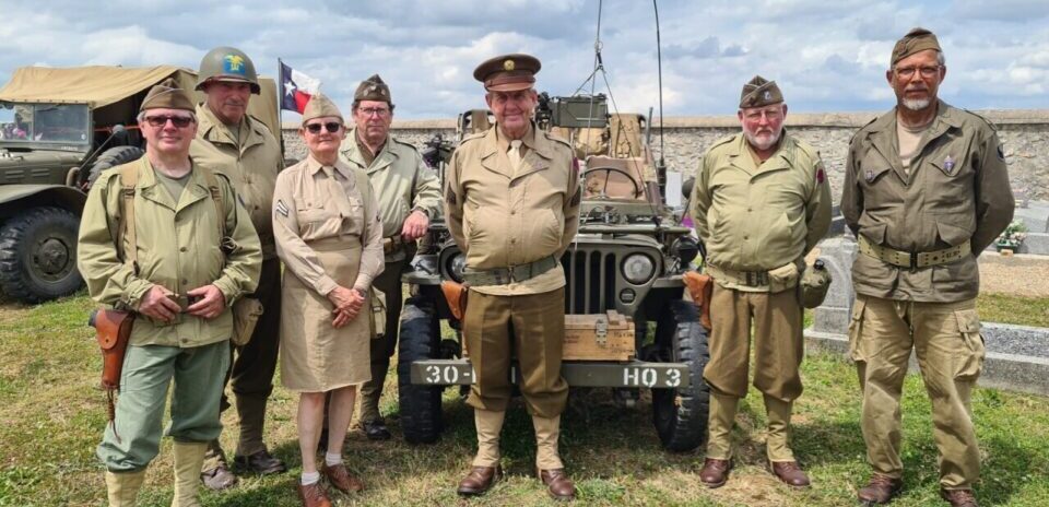 , Yvelines : des visages sur des noms pour honorer l&rsquo;&eacute;quipage de la Royal Air Force tomb&eacute; en 1944