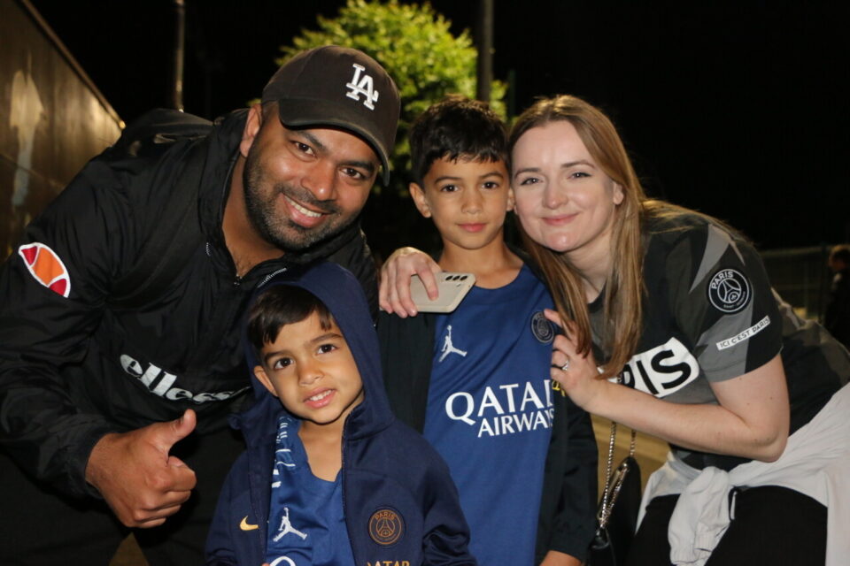 Pour Claire et Mohamed, supporters du PSG depuis une dizaine d'ann&eacute;es, le foot est un beau sport, surtout quand il y a une bonne ambiance, tr&egrave;s familiale !