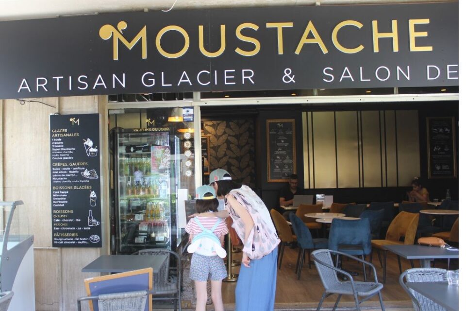 Avenue du Bac, les clients apprécient la décoration, le confort et la carte de Moustache, qui propose en complément de ses glaces des crêpes, des salades, etc.