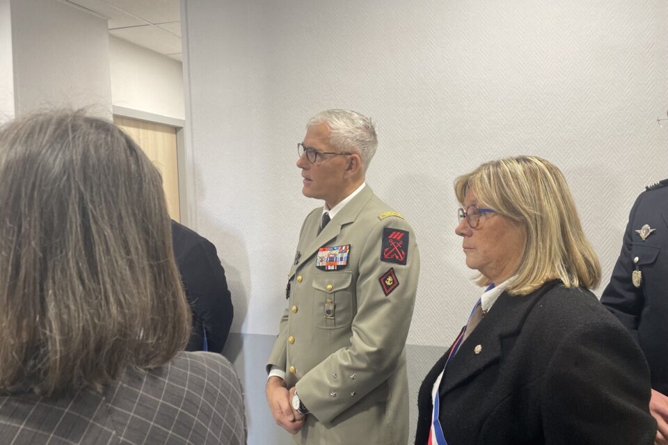 Lo&iuml;c Mizon, Gouverneur militaire de Paris (&agrave; gauche), et Monique Bouteille, adjointe au maire de Rueil-Malmaison (&agrave; droite), ici &agrave; l'inauguration du retour des unit&eacute;s &agrave; la caserne Guynemer, mercredi 20 novembre 2024.