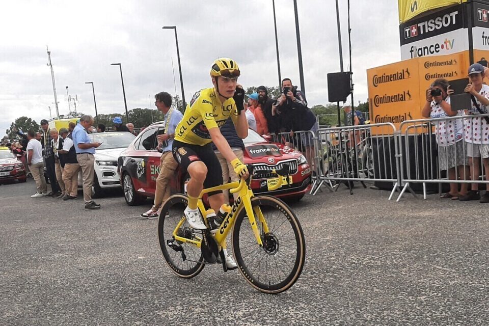 Jonas Vingegaard, avec le maillot jaune, au départ de la dernière étape du Tour de France 2023 au vélodrome national de Saint-Quentin-en-Yvelines. Le dernier passage à ce jour de la Grande Boucle dans les Yvelines.