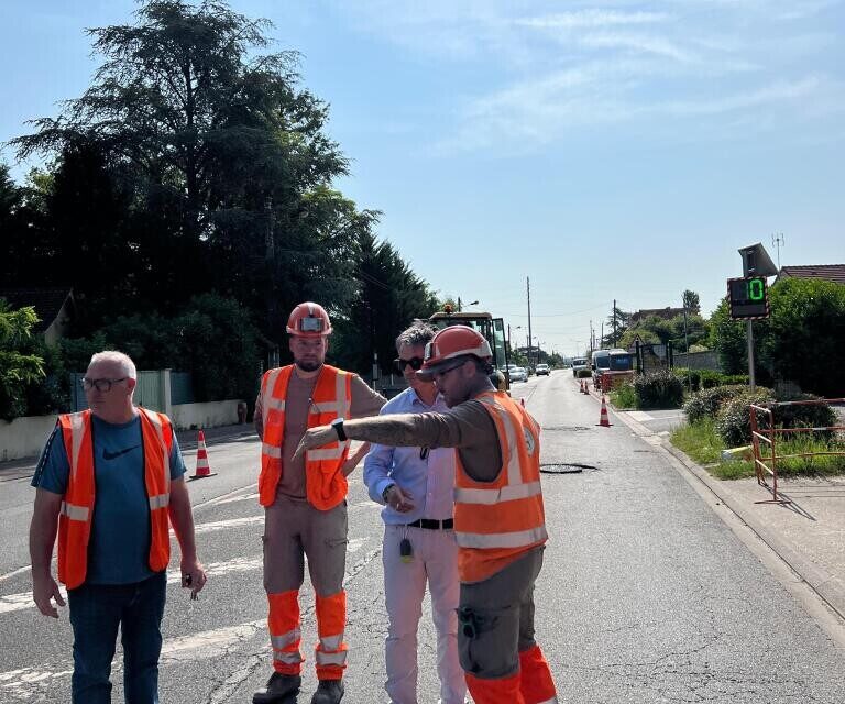 Le maire en pleine réunion de chantier