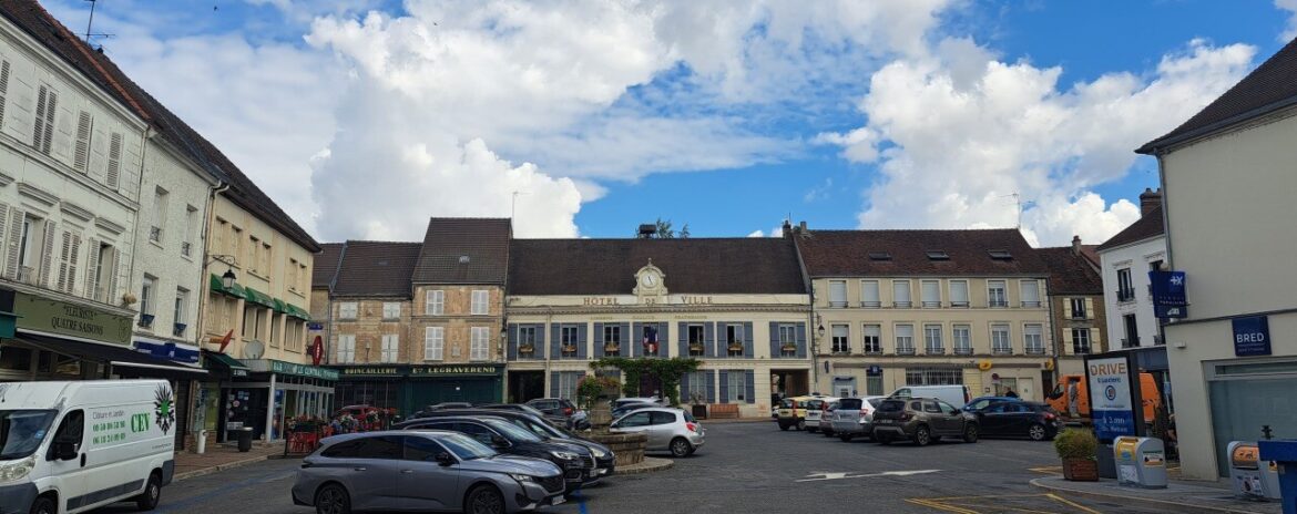 , Seine-et-Marne : &agrave; quoi ressemblait la place de l&rsquo;h&ocirc;tel de ville de La Fert&eacute;-Gaucher en 1920