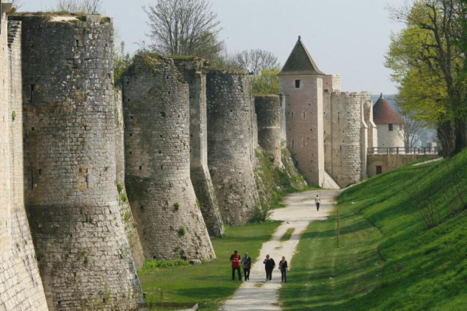 Conférence. Provins pendant la Révolution Les Amis du Patrimoine Sézannais proposent de découvrir l'histoire de Provins de 1789 à 1815. ©OT de Provins/JF Benard - remparts-ot-provins-photo-jf-benard