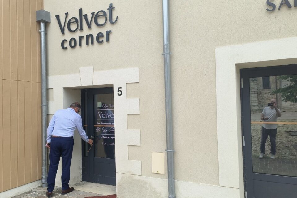 Alain Auzet, le maire réaltais, devant le Velvet corner, que la mairie vient d'acheter