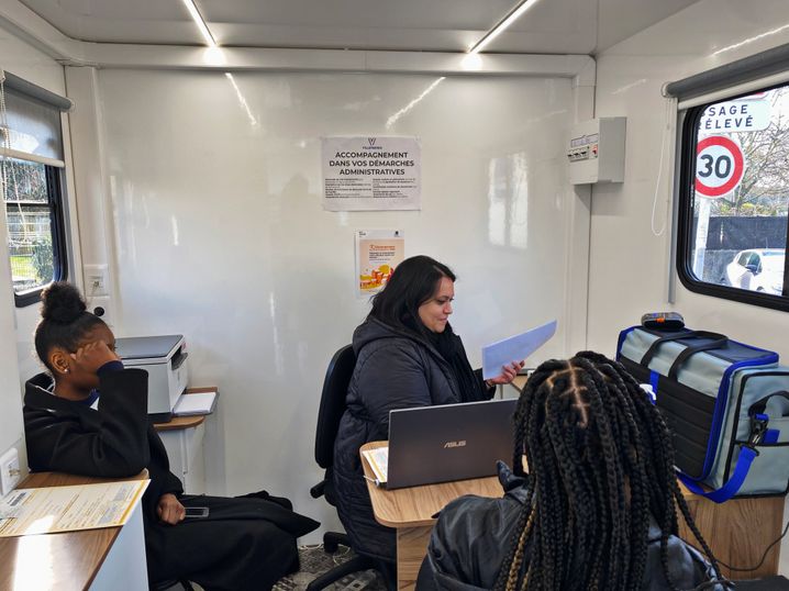 Jeudi, le 9 f&eacute;vrier 2023. L'int&eacute;rieure du bus social qui circule dans les quartiers de Villeparisis.