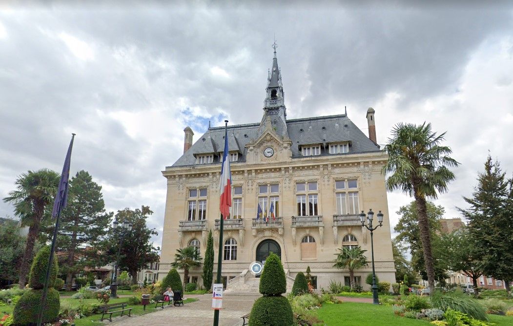 , Seine-Saint-Denis : La mairie du Raincy et les domiciles du maire …