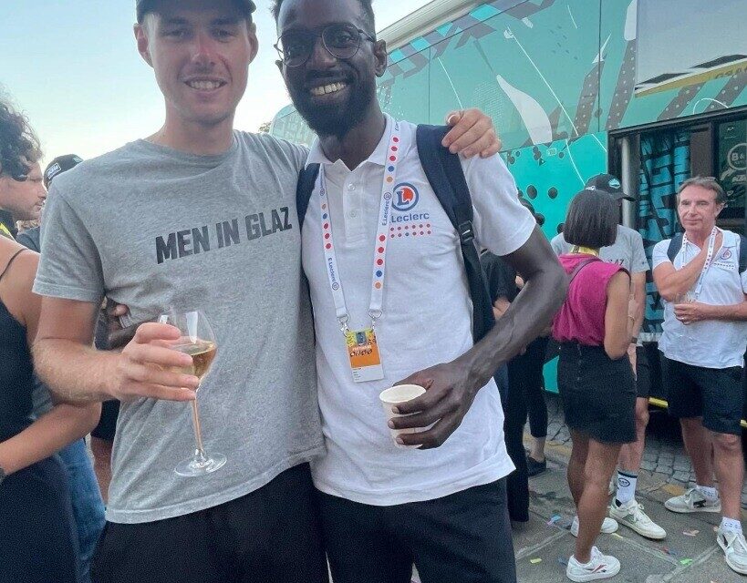 K&eacute;vin Reza f&eacute;licite J&eacute;r&eacute;my Lecroq, l'ancien coureur du Parisis AC 95 et d'Argenteuil VSC 95, &agrave; l'arriv&eacute;e de son premier Tour de France en 2022.