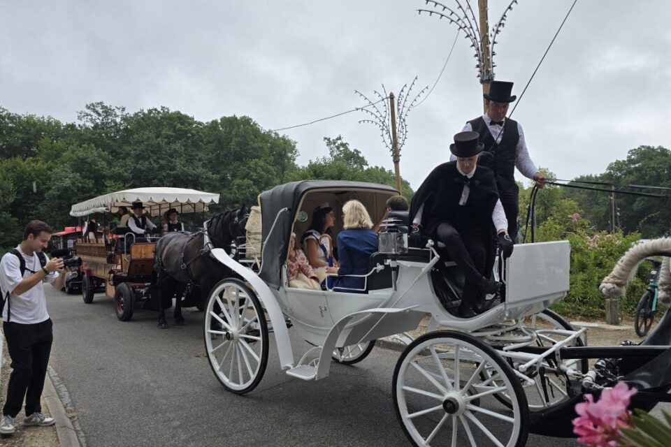 Comem tous les ans, la reine des loges et les &eacute;lus de Saint-Germain-en-Laye (Yvelines) son arriv&eacute;s en cal&egrave;che pour c&eacute;l&eacute;brer la Saint-Fiacre.