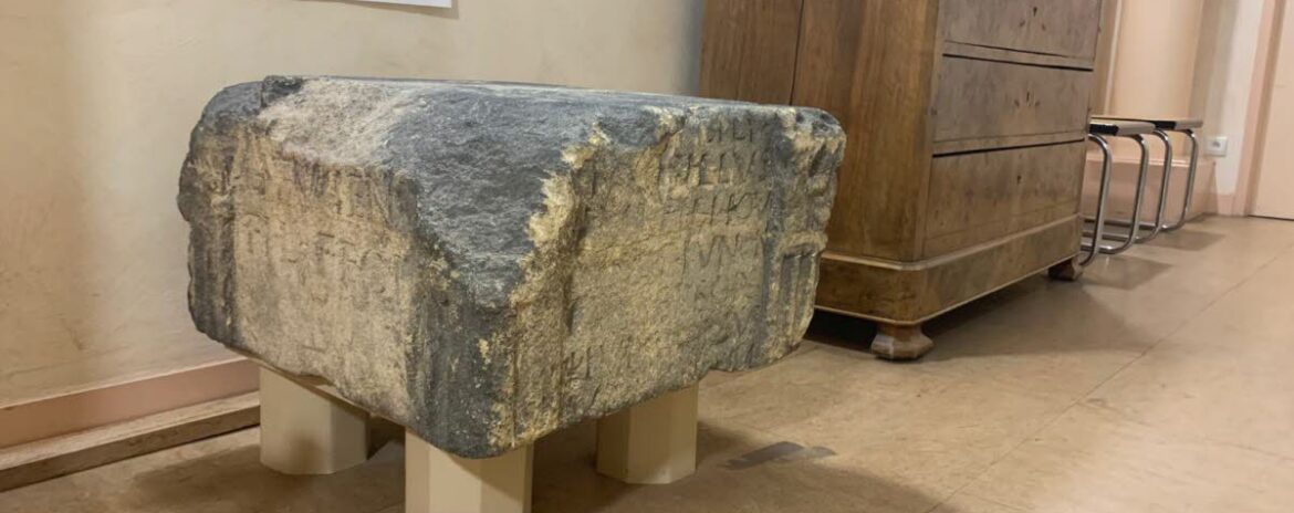 , Chauffailles Un vestige gallo-romain m&eacute;connu tr&ocirc;ne &agrave; la mairie