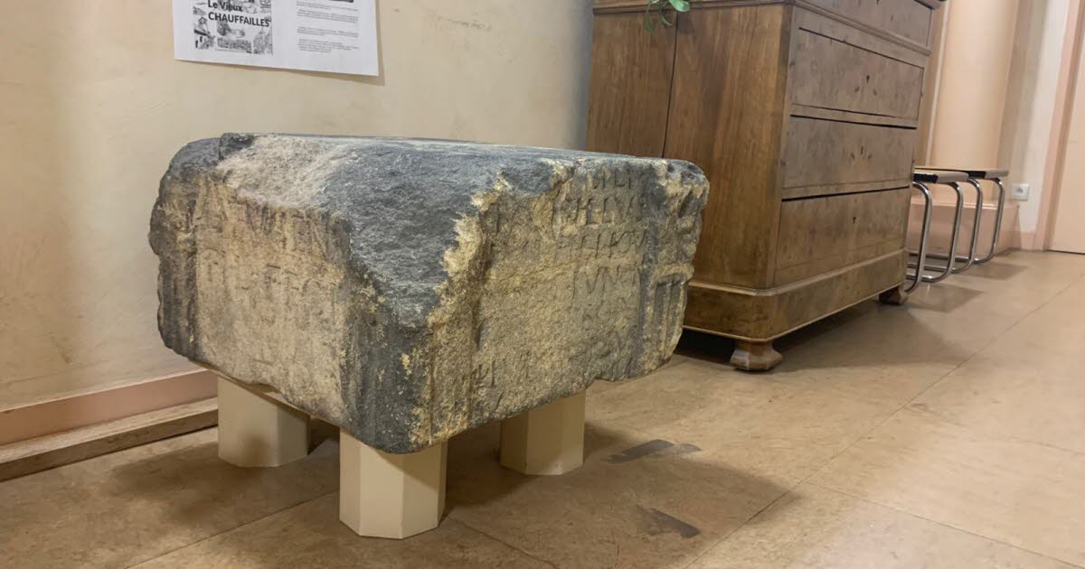 , Chauffailles Un vestige gallo-romain m&eacute;connu tr&ocirc;ne &agrave; la mairie