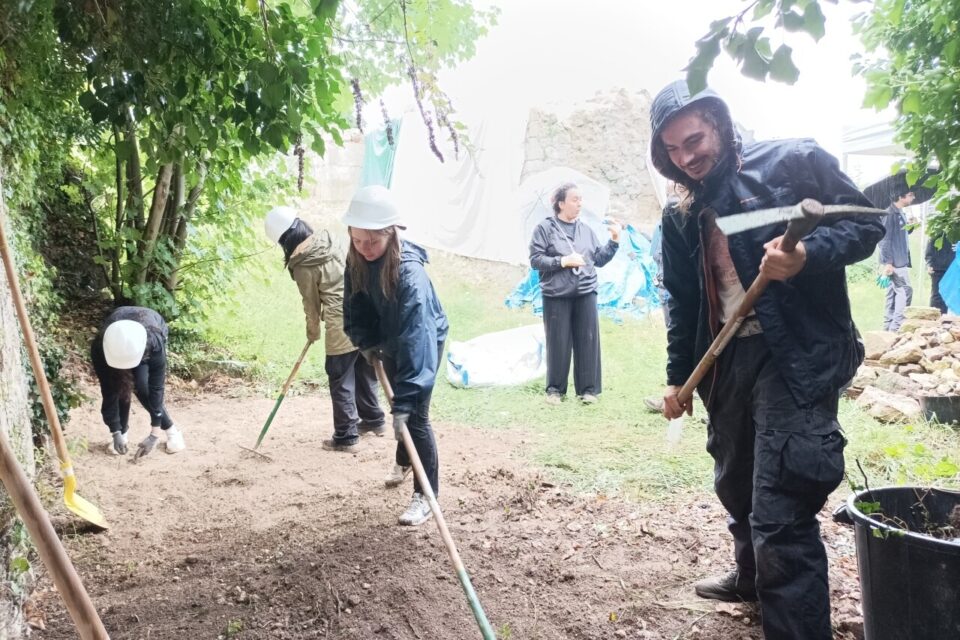 Ici, Jade et Marius aplanissent le sol afin de mettre le futur &eacute;chafaudage pour enlever le lierre.