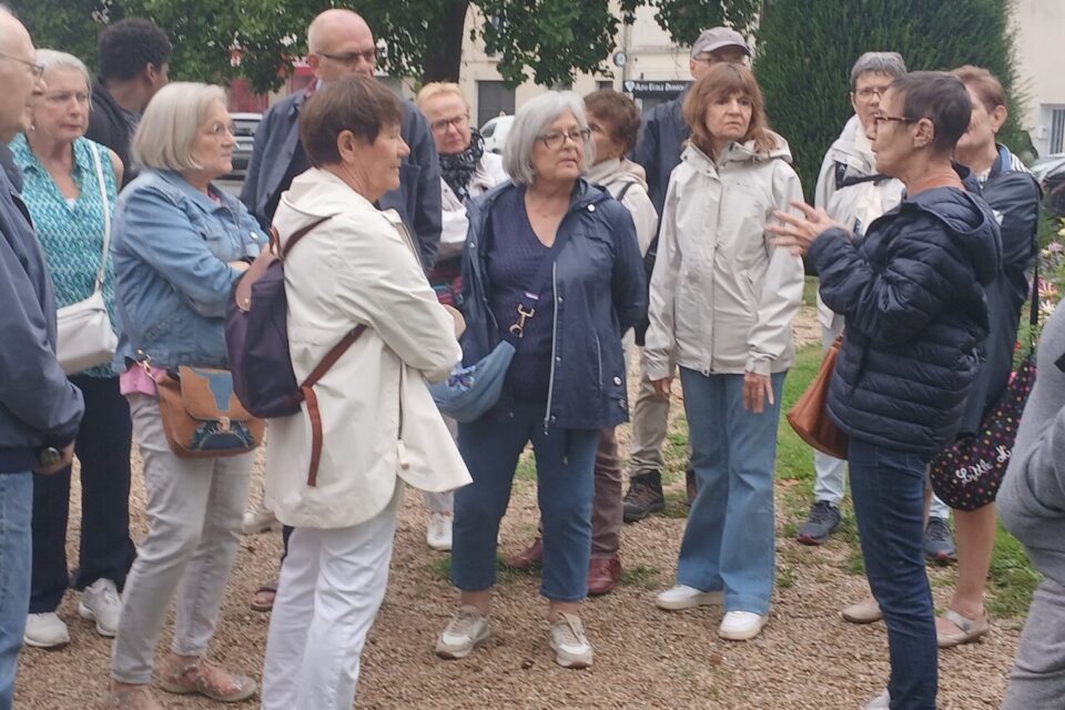 Karina, la guide, ici lors du début de la visite de la banque de France et environs le 20 août, a proposé plus de 20 rendez-vous dont le dernier est ce dimanche avec la visite du théâtre.
