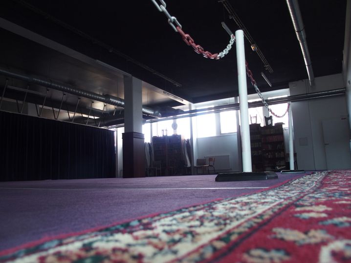 Clichy-la-Garenne, le 25 mars 2017. La salle de pri&egrave;re de l'association du centre culturel et cultuel des musulmans de Clichy.