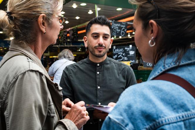 Lyes Louffok, candidat La France insoumise issu de la société civile, investi par le Nouveau Front populaire dans la 1ʳᵉ circonscription du Val-de-Marne, sur le marché d’Adamville, à Saint-Maur-des-Fossés, le 3 juillet 2024.