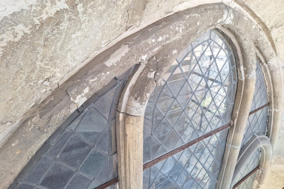 Les vitraux de l'église de Barcy doivent être restaurés.