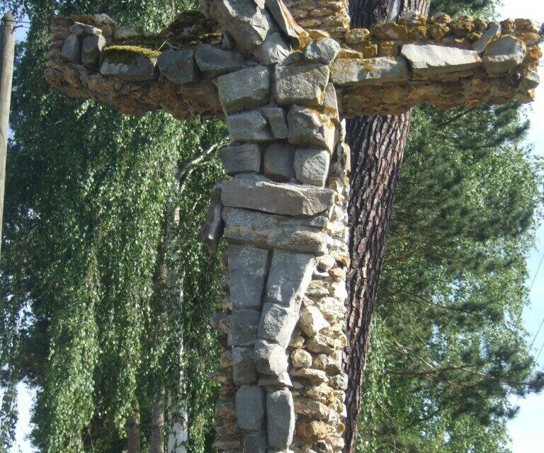 Le calvaire a été érigé dans la village suite à la Seconde guerre mondiale.