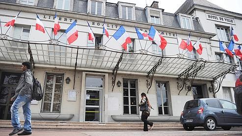 , Val-de-Marne : le drapeau br&ucirc;l&eacute; &eacute;tait celui de la mairie