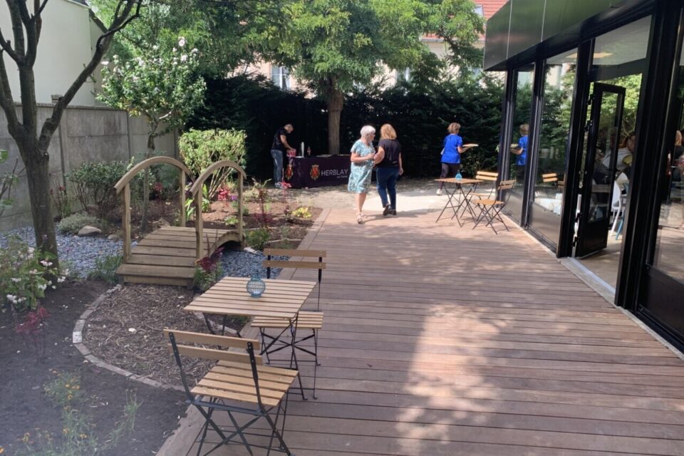 Des terrasses et un potager participatif ont été aménagés à l'extérieur.