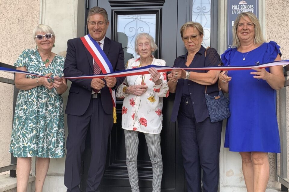 De gauche à droite, Evelyne Largenton, adjointe au maire, Philippe Rouleau, maire d'Herblay, Andrée Alric, doyenne d'Herblay (104 ans), la présidente du Département Marie-Christine Cavecchi et Manuela Melo, conseillère départementale.