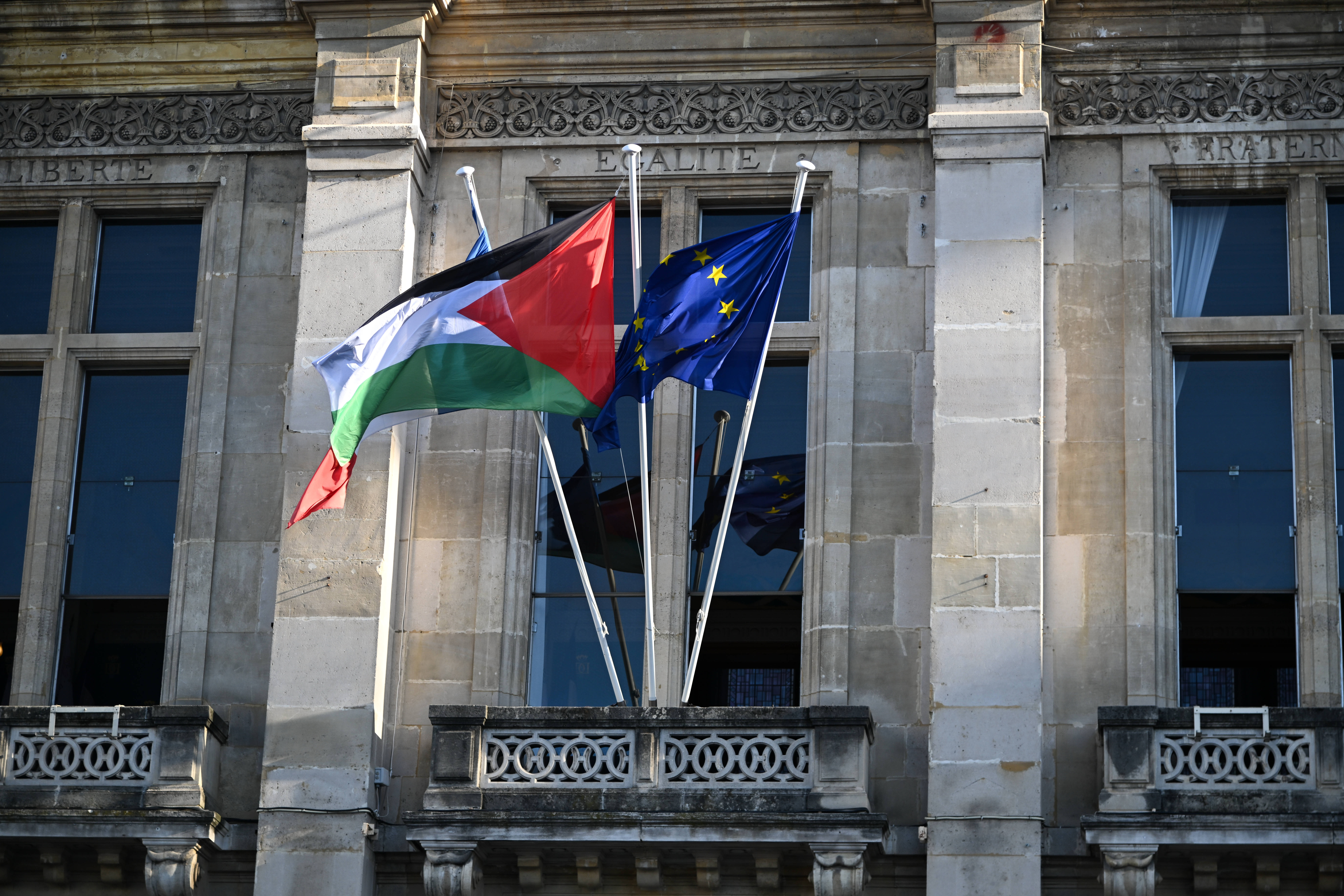 , Drapeaux palestiniens au fronton des mairies : que dit le droit