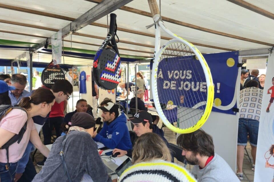 Les cours du tennis club des loges de Saint-Germain-en-Laye (Yvelines) sont aussi presque tous complets.