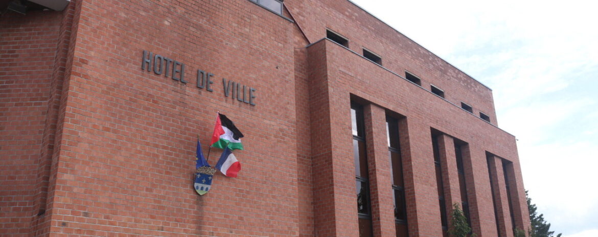 , Le drapeau de la Palestine flotte sur la mairie : cette commune des Yvelines d&eacute;fie le ministre de l&rsquo;Int&eacute;rieur