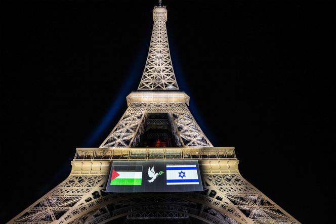 Cette photographie montre des drapeaux palestinien (&agrave; gauche) et isra&eacute;lien (&agrave; droite) ainsi qu&rsquo;une colombe tenant un rameau d&rsquo;olivier, projet&eacute;s sur la tour Eiffel &agrave; la veille de la reconnaissance pr&eacute;vue par la France de l&rsquo;&Eacute;tat de Palestine, &agrave; Paris, le 21&nbsp;septembre 2025.