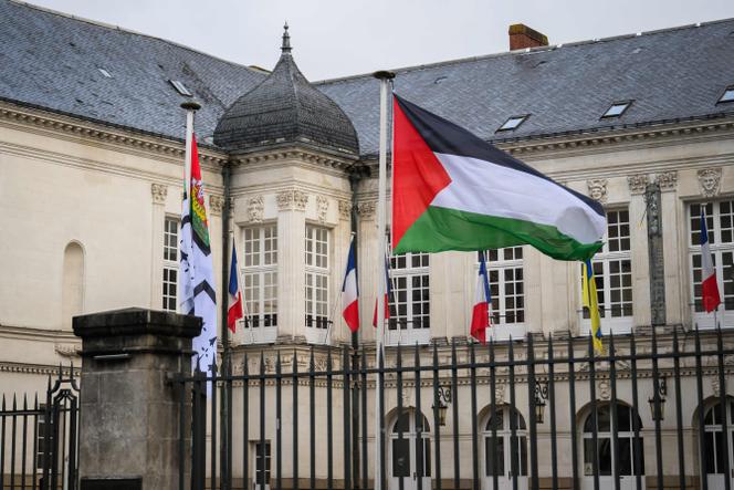 , Le drapeau palestinien hiss&eacute; sur les mairies de plus de cinquante villes, dont Lyon, malgr&eacute; la mise en garde du minist&egrave;re de l&rsquo;int&eacute;rieur
