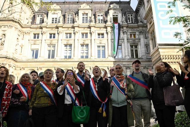 A Paris des &eacute;lus de gauche, accompagn&eacute;s de militants associatifs, ont d&eacute;ploy&eacute; un drapeau palestinien sur la fa&ccedil;ade de l&rsquo;H&ocirc;tel de ville, lundi 22&nbsp;septembre. 