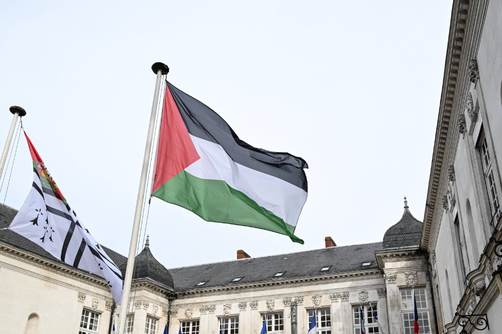 Le drapeau palestinien flotte sur la façade de la mairie de Nantes, le 22 septembre 2025. Sebastien Salom-Gomis/SIPA
