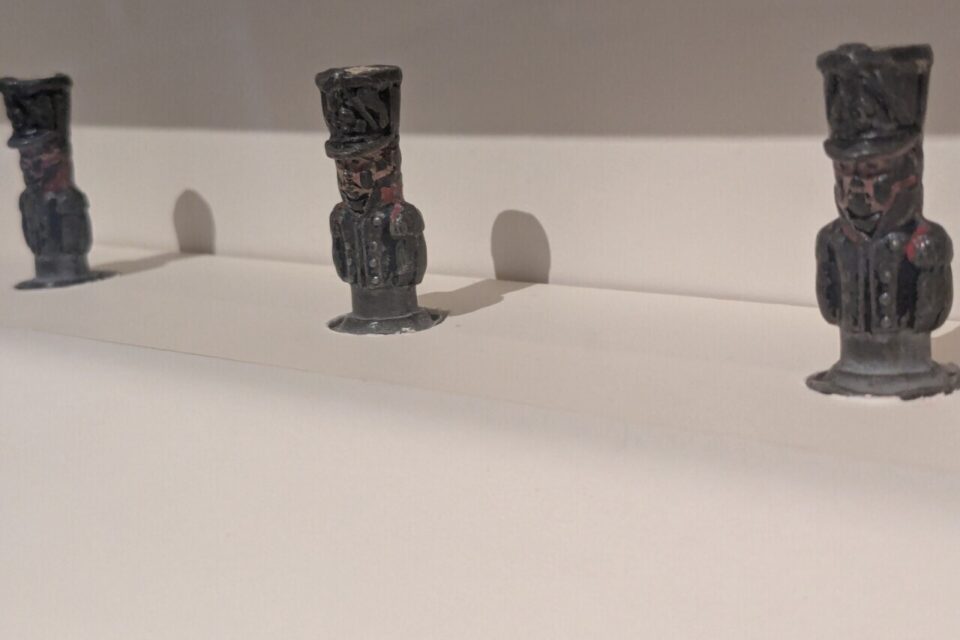 Les 3 derniers soldats de plomb d'un jeu de 240 figurines fabriqu&eacute;s pour le fils de Napol&eacute;on. Un pr&ecirc;t de la fondation Napol&eacute;on.