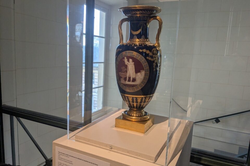 Un vase &eacute;trusque offert pour les 1 an du roi de Rome. Pr&ecirc;t de la Fondation Napol&eacute;on.