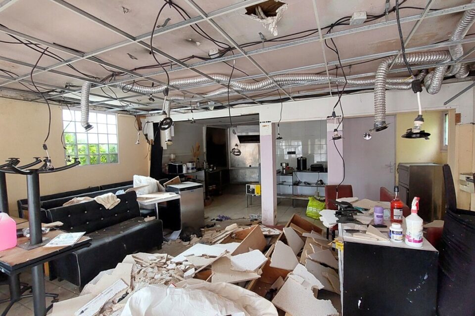 D'importants travaux doivent être menés dans le local commercial avant qu'il puisse à nouveau accueillir une offre de restauration pour les collégiens et les lycéens.