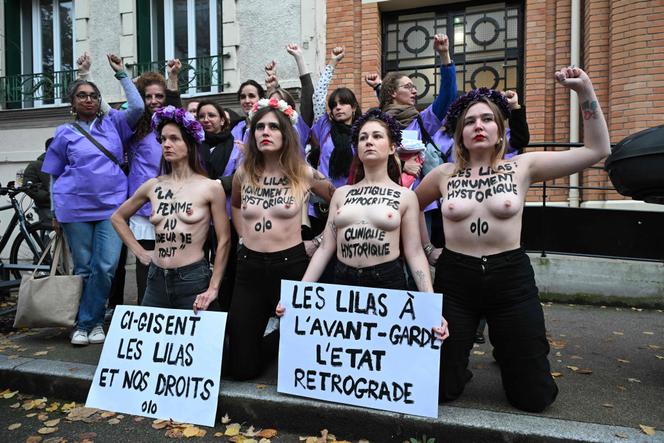 Quatre féministes des Femen étaient présentes, jeudi 30 octobre, pour protester contre la fermeture, vendredi, de la maternité des Lilas, en Seine-Saint-Denis.