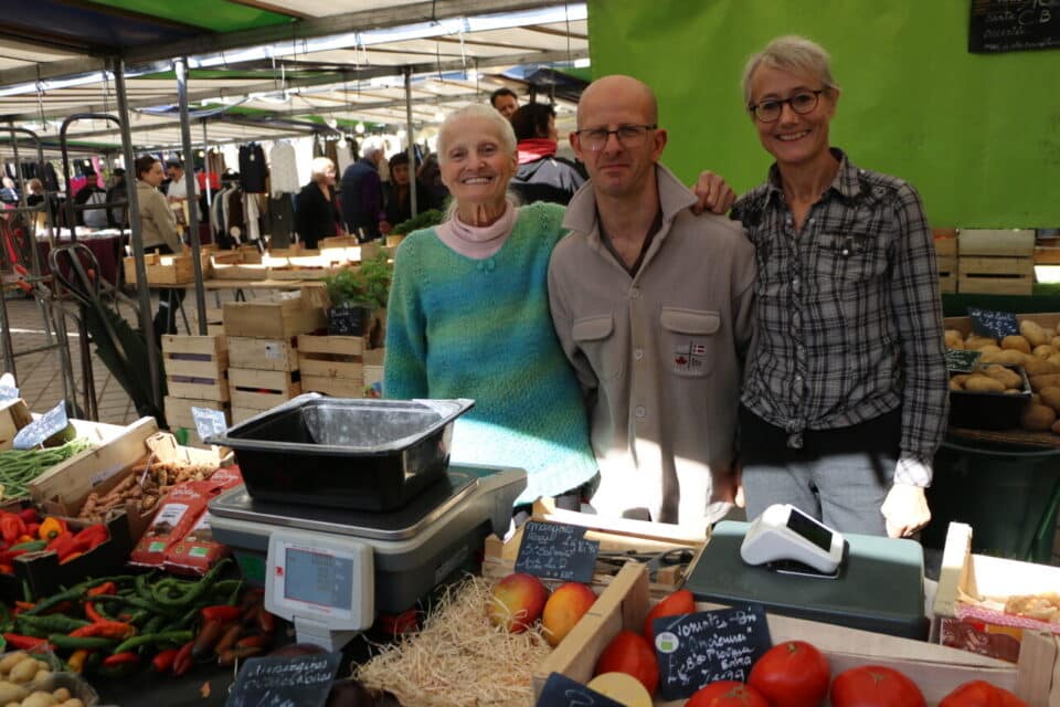 Laurence, commer&ccedil;ante fruits et l&eacute;gumes bio est pr&eacute;sente sur ce march&eacute; depuis 25 ans, regrette la suppression des places de stationnement autour du march&eacute;
