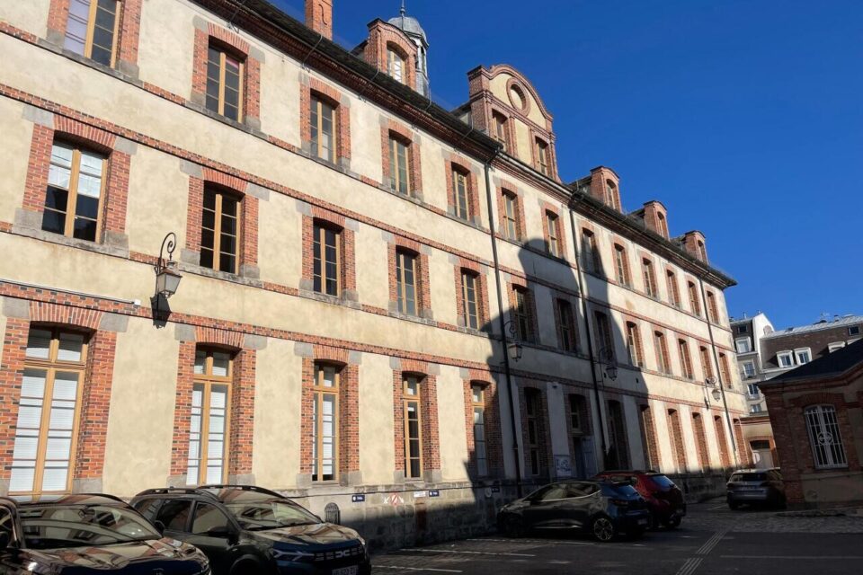 Le bâtiment de la Mission jouxte l'église Saint-Louis, dont il est séparé par une simple cour