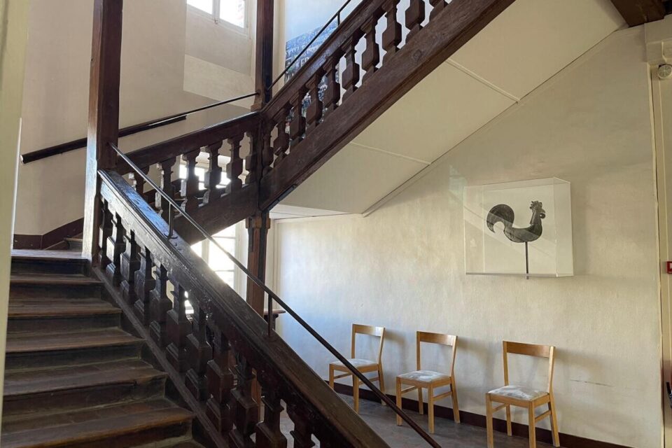 Au centre du bâtiment, l'escalier centrale date de l'époque de la construction