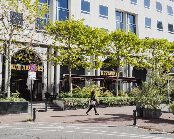 Depuis les déménagements de Vinci et d’American Express, la brasserie des Arcades, installée place de l’Europe, au cœur de Rueil-sur-Seine, annonce une perte de chiffres d’affaires de 40 %. A Rueil-Malmaison, dans les Hauts-de-Seine, le 7 octobre 2025.