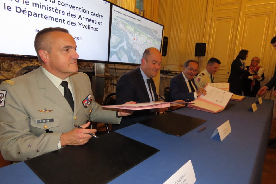L'arm&eacute;e a sign&eacute; la convention cadre avec l'Etat et son repr&eacute;sentant, le pr&eacute;fet, Fr&eacute;d&eacute;ric Rose ainsi que le pr&eacute;sident du D&eacute;partement des Yvelines, Pierre B&eacute;dier.