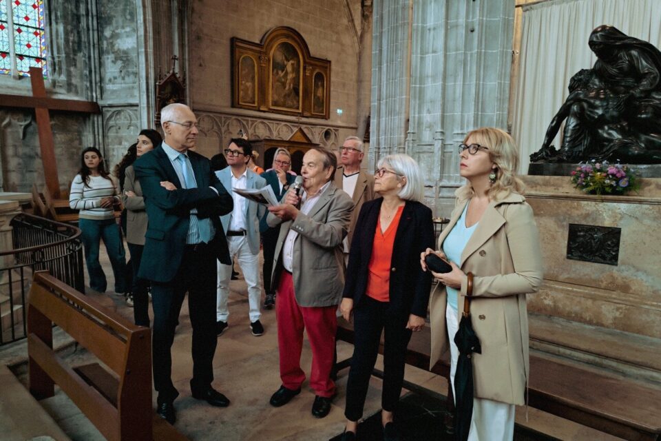 L'adjoint au patrimoine Philippe Roux, grand d&eacute;fenseur de l'&eacute;glise, a servi de guide pour le Pr&eacute;fet, mais aussi Florence Portelli de la R&eacute;gion et Daisy Luczak du D&eacute;partement