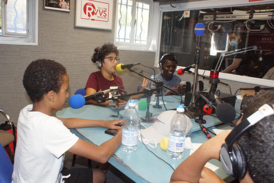 Initiation à la radio avec les jeunes des Mureaux Les ados lors de l'enregistrement à la radio RVVS. - RVVS (1)