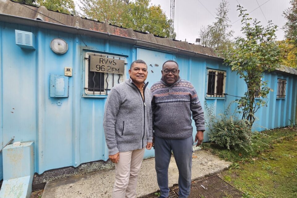 Jean-François Denage (à gauche), président de la radio, et Robert Kongo (à gauche), journaliste et animateur de Questions d'Actu. Ils sont tous les deux des figures historiques de la radio.