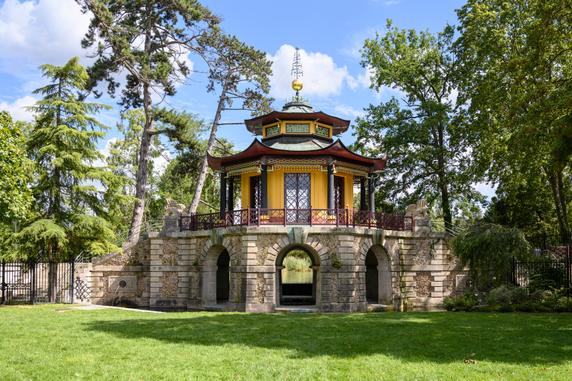 Construit à la fin du XVIIIᵉ siècle, le pavillon chinois, dans le parc de Cassan, est inscrit à l’inventaire supplémentaire des Monuments historiques.