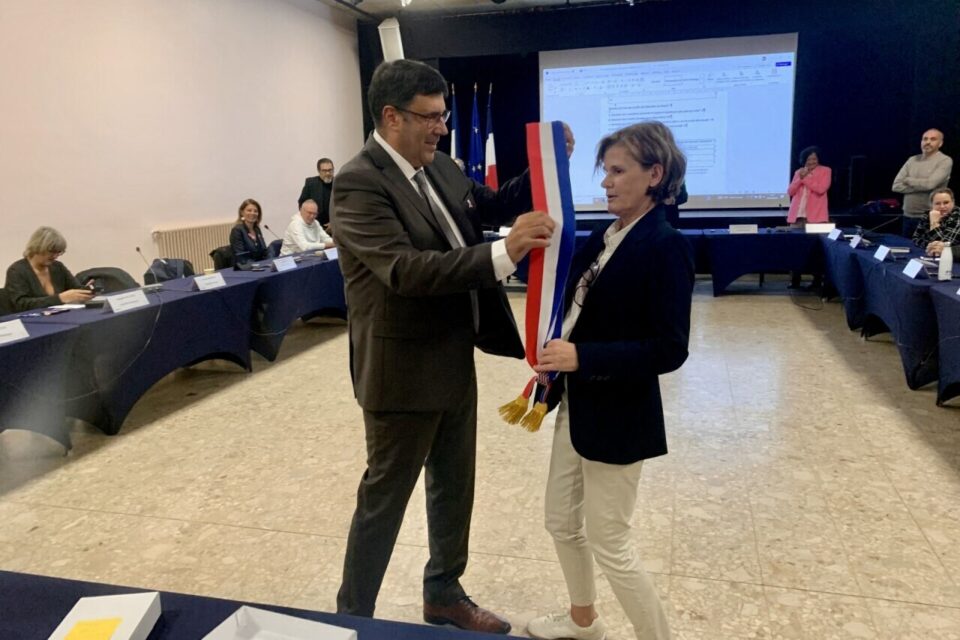 Le maire sortant Jean-Christophe Poulet remet l'&eacute;charpe &agrave; celle qui vient de lui succ&eacute;der Nathalie Derveaux.