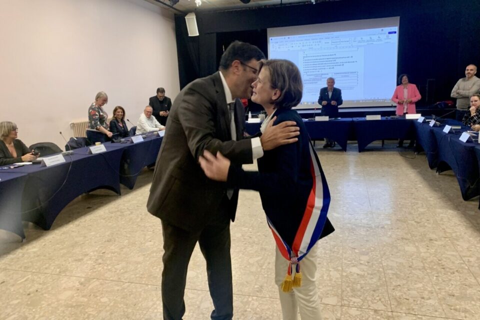 L'accolade entre le sortant et la nouvelle maire.