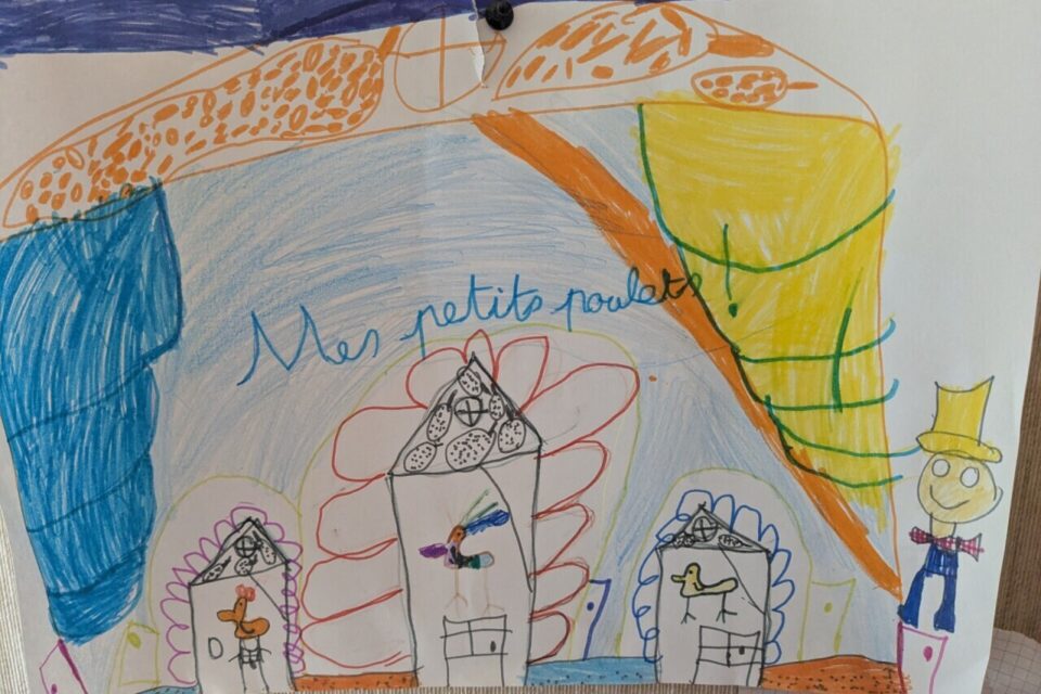 Les enfants de l'école ont fait au maire un dessin. Il fait référence aux Petits poulets, le surnom affectueux que le maire leur donne à chaque rentrée d'école.