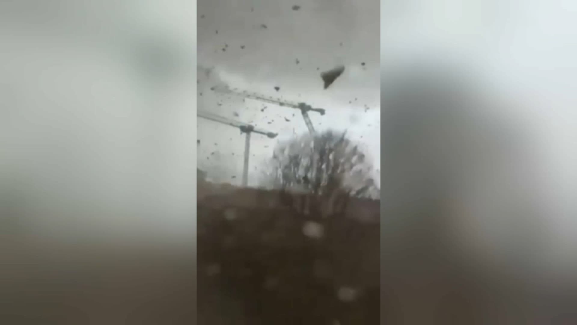 Au moins un mort et plusieurs personnes ont &eacute;t&eacute; bless&eacute;es le 20 octobre 2025 apr&egrave;s le passage d'une tornade dans la commune d'Ermont, dans le Val-d'Oise.