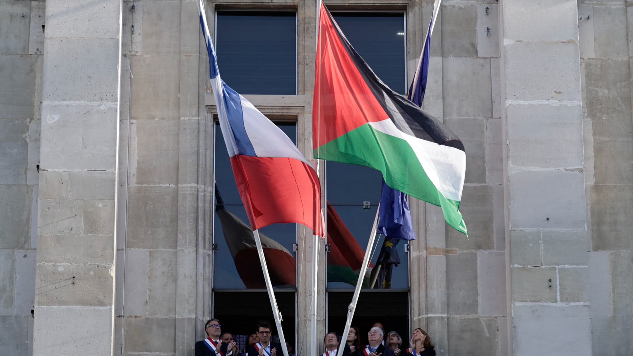 , &laquo;&nbsp;Dire notre solidarit&eacute; &agrave; un peuple en danger&nbsp;&raquo;: le drapeau palestinien hiss&eacute; sur le fronton de la mairie de Saint-Denis